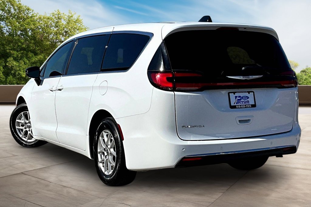 Used 2025 Chrysler Pacifica Select FWD image 12