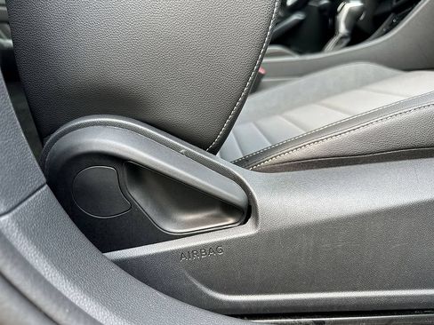 Used 2025 Volkswagen Jetta SE FWD image 29