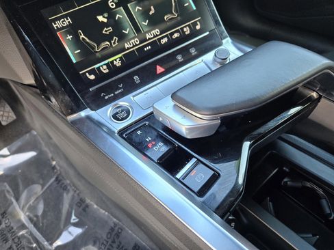 Used 2022 Audi e-tron Premium Plus w/ Premium Plus Package image 17