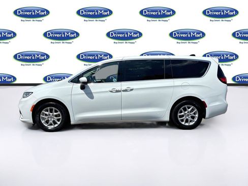 Used 2023 Chrysler Pacifica Touring-L FWD image 4
