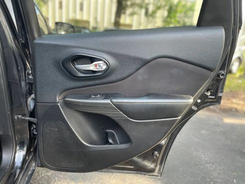 Used 2015 Jeep Cherokee Latitude FWD image 34