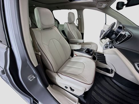 Used 2020 Chrysler Pacifica Limited FWD image 30