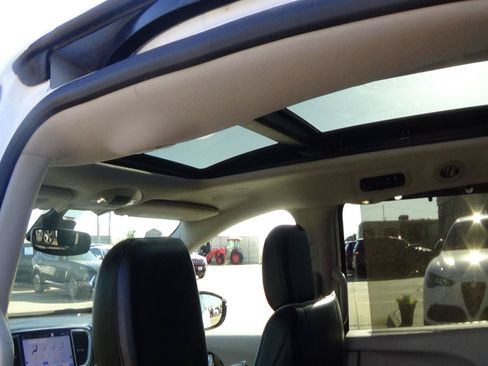 Used 2026 Chrysler Pacifica Limited FWD image 15