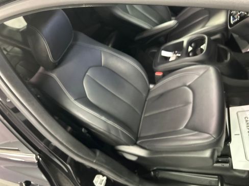 Used 2025 Chrysler Pacifica Select image 26