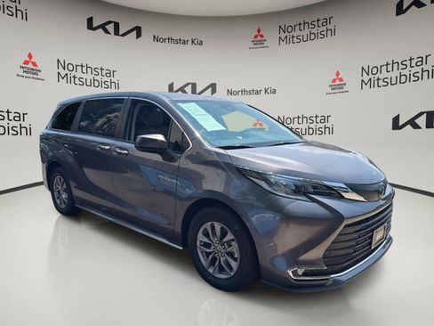 Used 2023 Toyota Sienna XLE FWD image 7