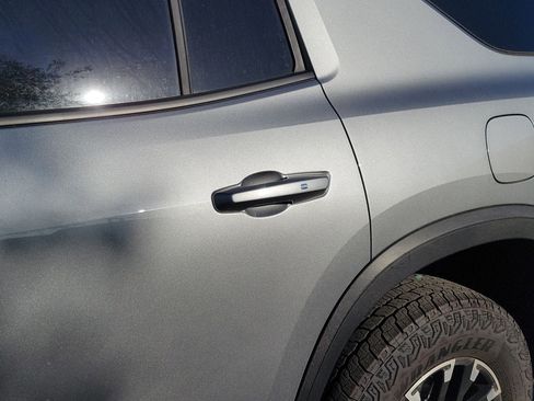 Used 2025 Chevrolet Traverse Z71 w/ Enhanced Driving Package image 28