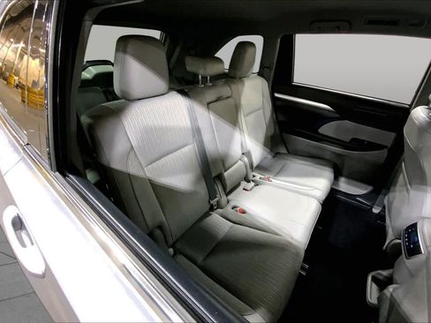 Used 2016 Toyota Highlander Plus AWD/4WD image 20