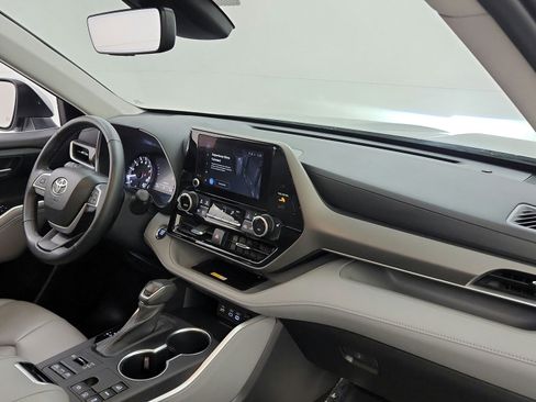 Used 2023 Toyota Highlander XLE AWD/4WD image 34
