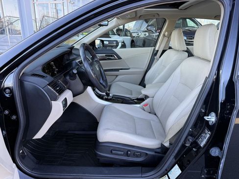 Used 2017 Honda Accord Touring image 12