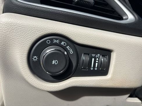 Used 2024 Chrysler Pacifica Touring-L image 16