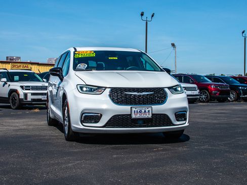 Used 2024 Chrysler Pacifica Touring-L FWD image 10