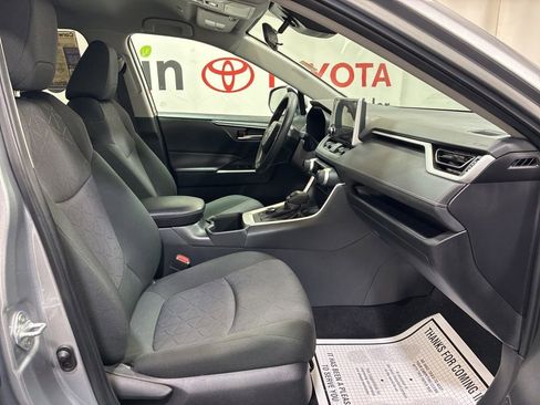 Used 2025 Toyota RAV4 XLE AWD/4WD image 12