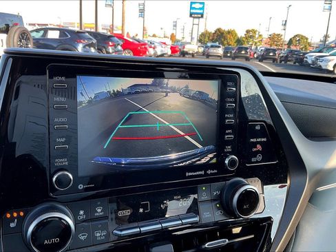 Used 2020 Toyota Highlander XLE image 20