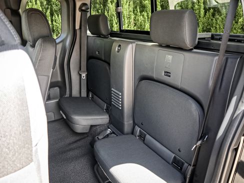 Used 2025 Nissan Frontier SV image 29