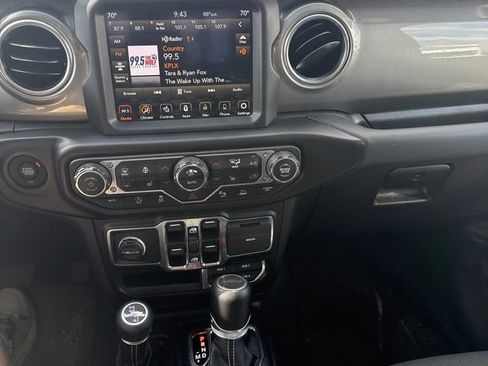 Used 2022 Jeep Gladiator Overland w/ Cold Weather Group AWD/4WD image 27