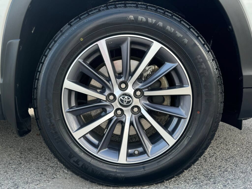 Used 2019 Toyota Highlander XLE AWD/4WD image 12
