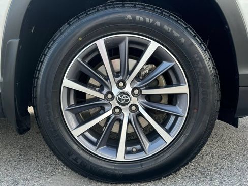 Used 2019 Toyota Highlander XLE AWD/4WD image 12