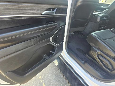 Used 2024 Jeep Wagoneer Series II w/ Flexible Seating Group RWD image 17