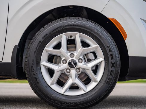 Used 2023 Kia Soul LX w/ LX Technology Package image 10