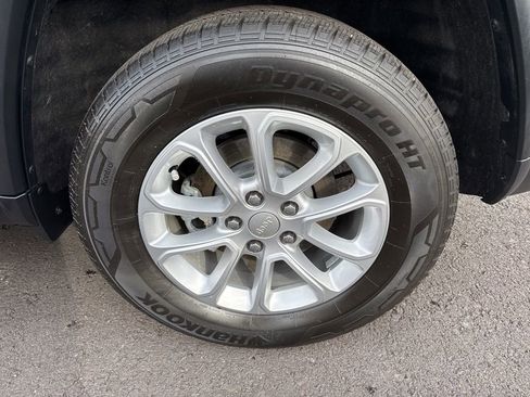 Used 2022 Jeep Grand Cherokee Laredo X image 9