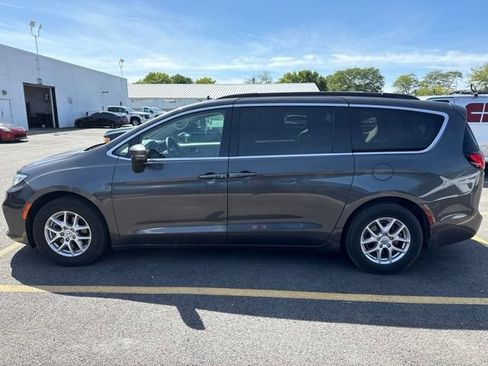 Used 2022 Chrysler Pacifica Touring-L FWD image 3