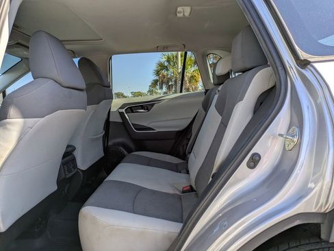 Used 2021 Toyota RAV4 XLE w/ Convenience Package image 15