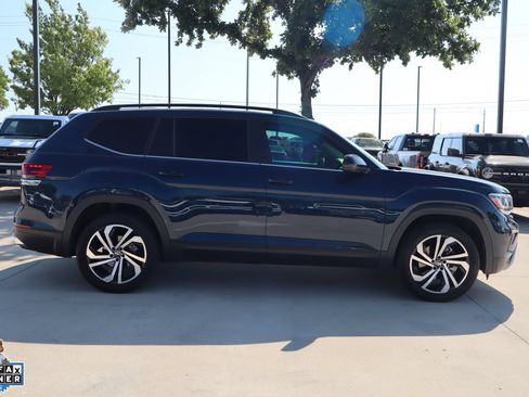 Used 2023 Volkswagen Atlas SE w/ Panoramic Sunroof Package FWD image 2