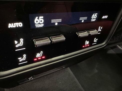 Certified 2025 Porsche Cayenne Turbo AWD/4WD image 38