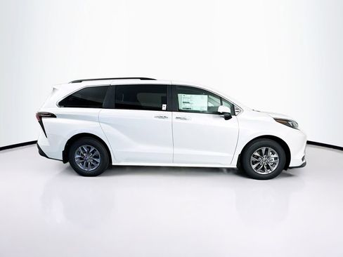 New 2026 Toyota Sienna XLE image 10