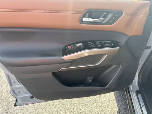 Used 2025 Nissan Pathfinder Platinum image 12