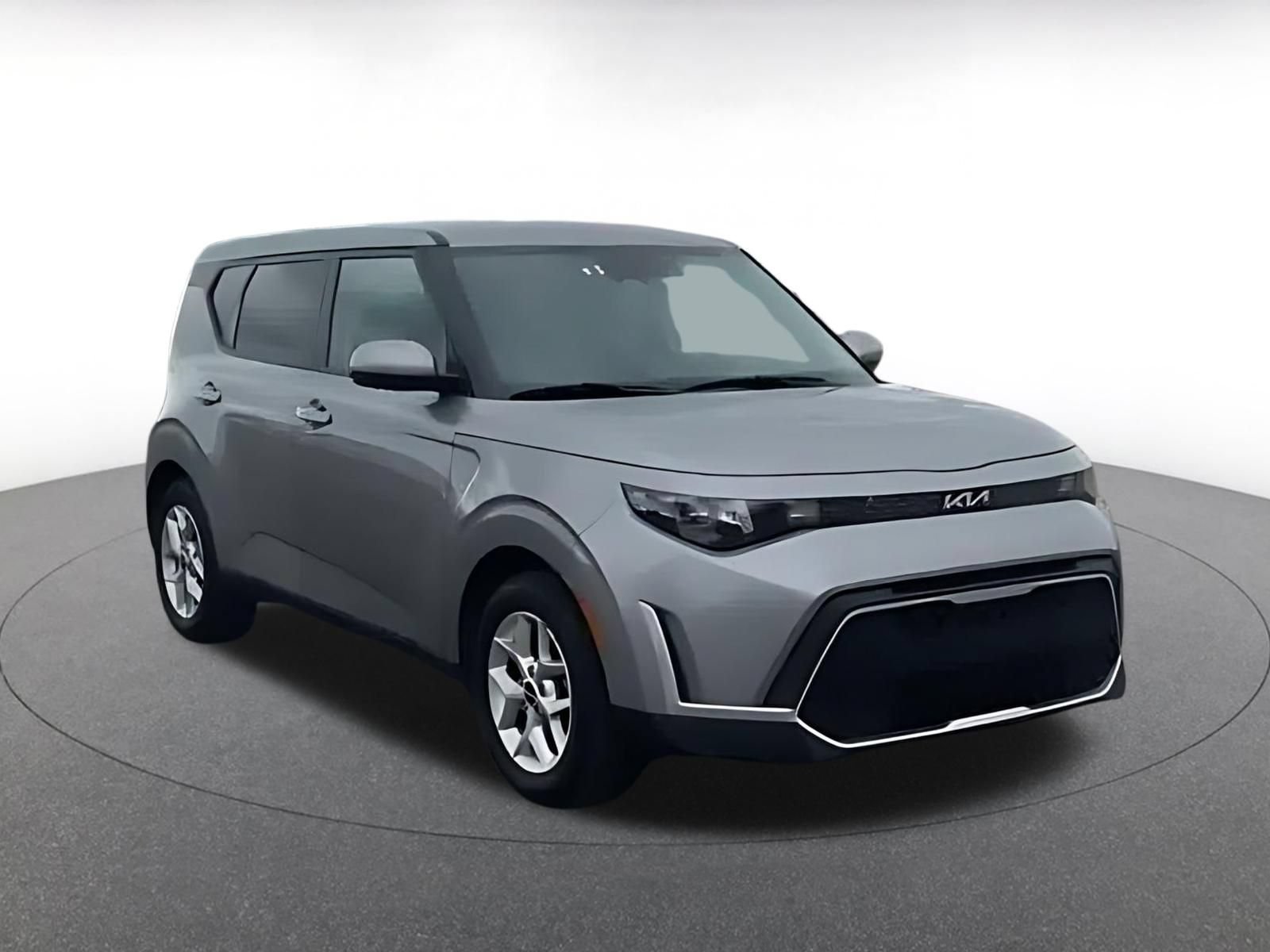 Used 2025 Kia Soul LX w/ LX Technology Package FWD image 2