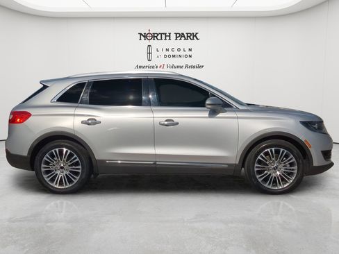 Used 2018 Lincoln MKX Reserve w/ Cargo Accessories Package FWD image 2