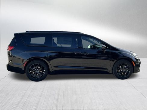 New 2026 Chrysler Pacifica Select w/ S Appearance Package image 4