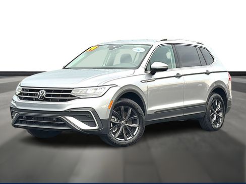 Used 2024 Volkswagen Tiguan SE image 1