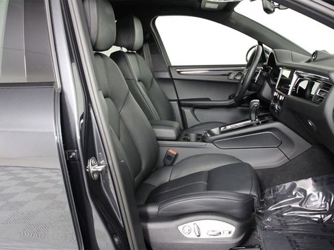 Used 2025 Porsche Macan image 31