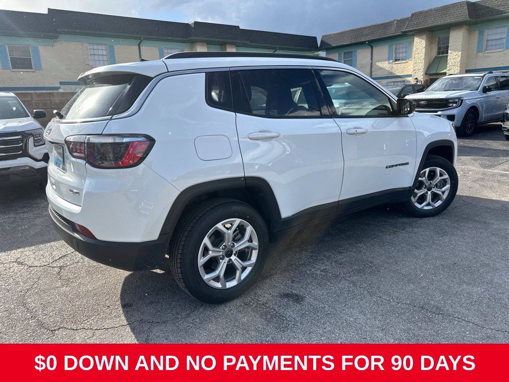 Used 2025 Jeep Compass Latitude w/ Sun & Sound Group AWD/4WD image 3