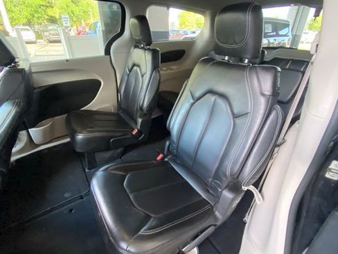 Used 2023 Chrysler Pacifica Touring-L image 24