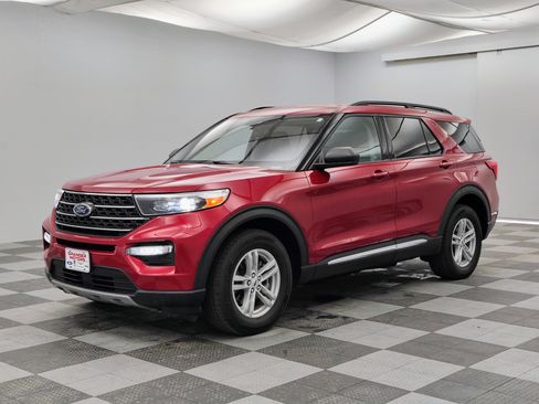 Used 2023 Ford Explorer XLT w/ Equipment Group 202A AWD/4WD image 4