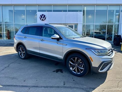 Used 2023 Volkswagen Tiguan SE image 1