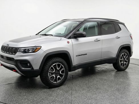 Used 2025 Jeep Compass Trailhawk image 3