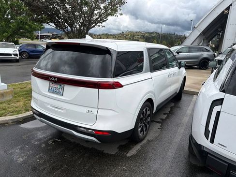 Used 2024 Kia Carnival EX FWD image 2