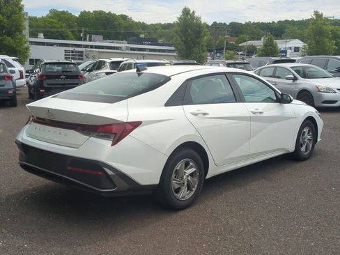 Certified 2025 Hyundai Elantra SE FWD image 3
