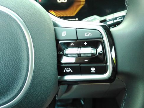 Used 2025 Kia Carnival FWD image 42