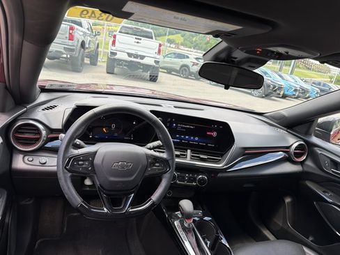 Used 2025 Chevrolet Trax RS FWD image 14