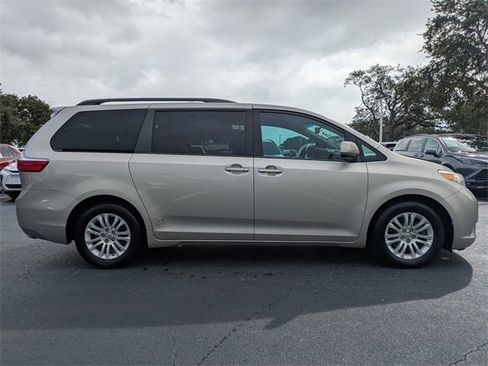Used 2016 Toyota Sienna XLE image 3