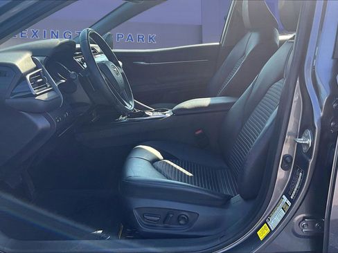 Used 2020 Toyota Camry SE w/ Sunroof Package FWD image 21