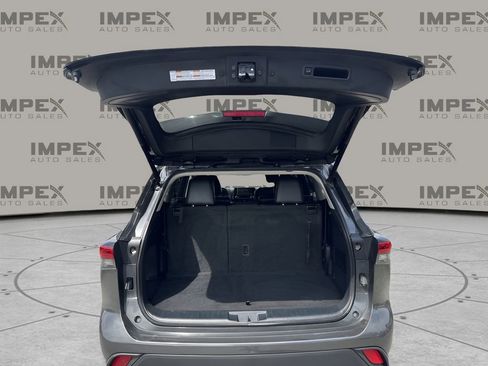 Used 2022 Toyota Highlander XLE FWD image 27
