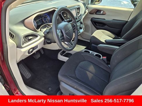 Used 2023 Chrysler Voyager LX image 18