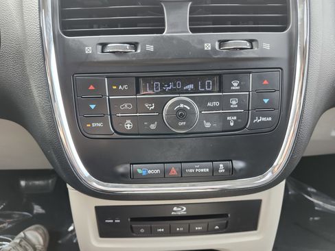 Used 2016 Chrysler Town & Country Touring-L image 35