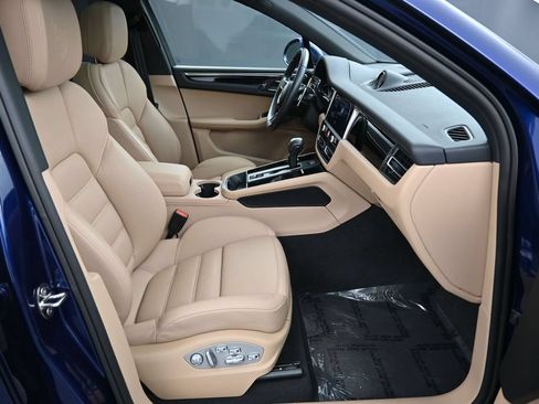 Certified 2025 Porsche Macan AWD/4WD image 30